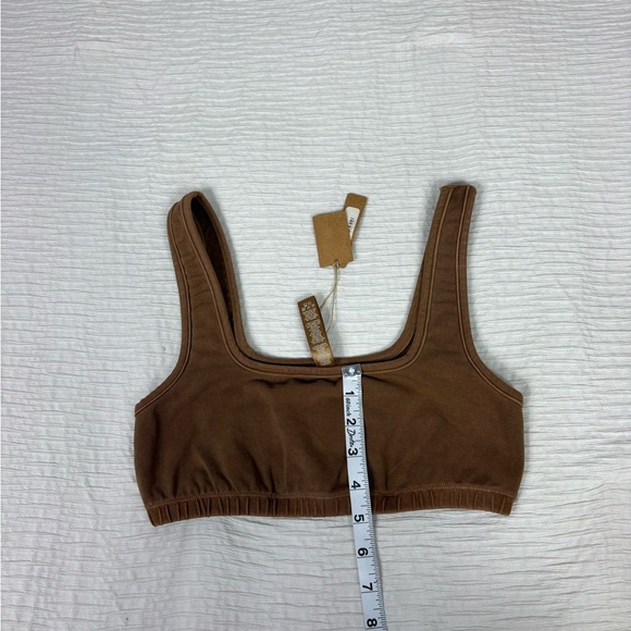 SKIMS Cocoa Scoop Neck Bra - Picture 5 of 9